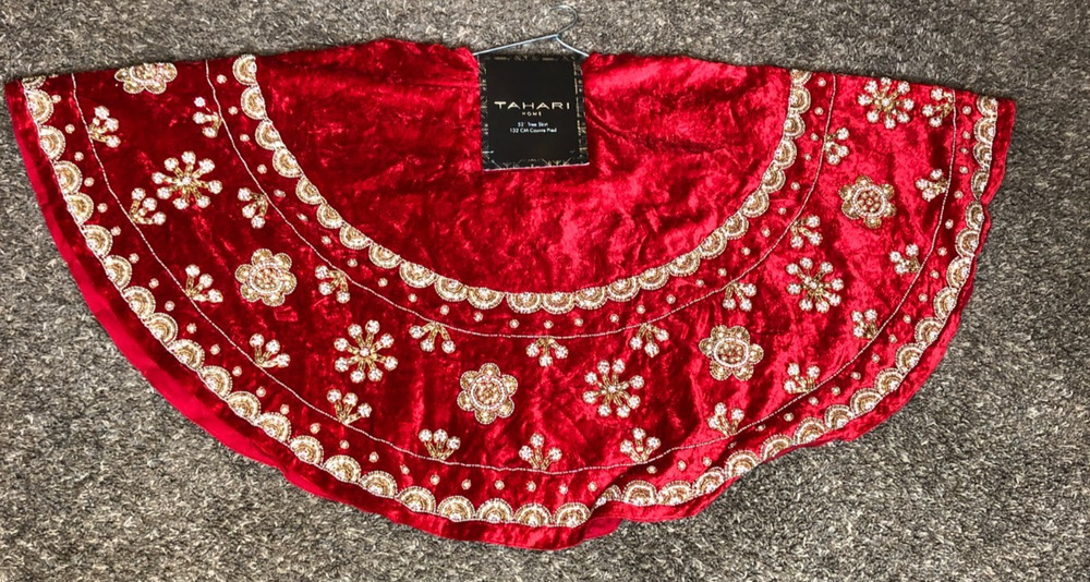 TAHARI HOME TABLE TOP TREE SKIRT 52 INCH RED GOLD 100% POLYESTER NIP